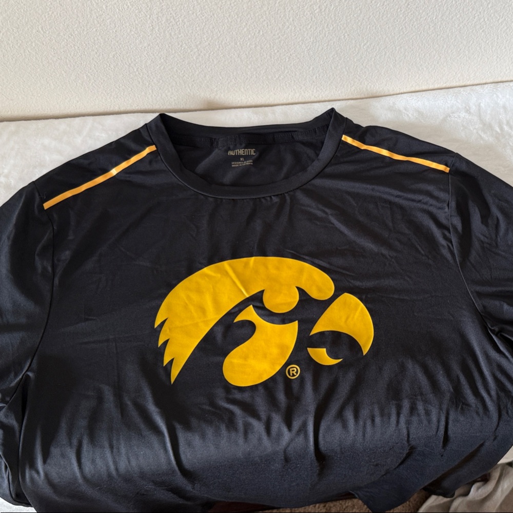 Authentic Brand Iowa Hawkeye Black&Yellow Men's Short Sleeve Polyester Tee